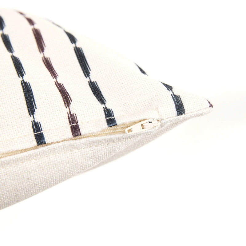 Binnen- en buitencushion met structuur en onderbroken strepen – monochroom